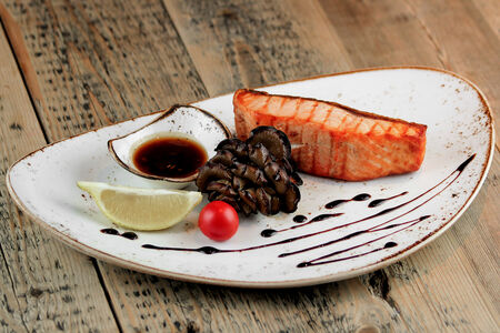 Лосось с листьями салата