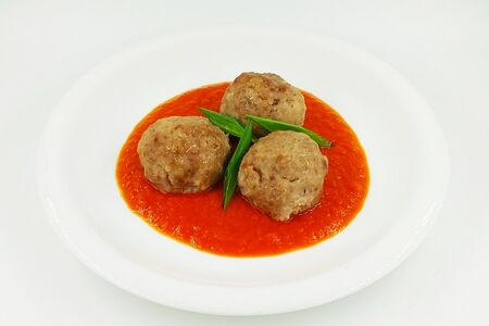 Фрикадельки мясные в томатном соусе