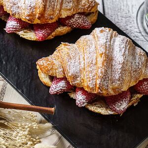 Круассан с нутеллой и клубникой