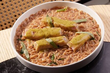 Жареный тунец с соусом из личи