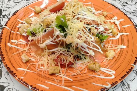 Салат Цезарь с лососем