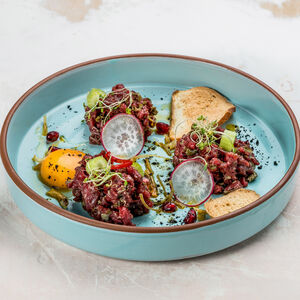 Тартар из говядины на тосте с трюфелем