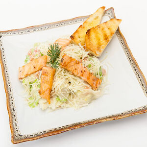 Салат Цезарь с семгой