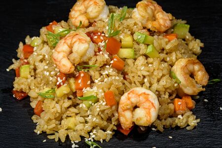 Вок Чесночный рис с креветками