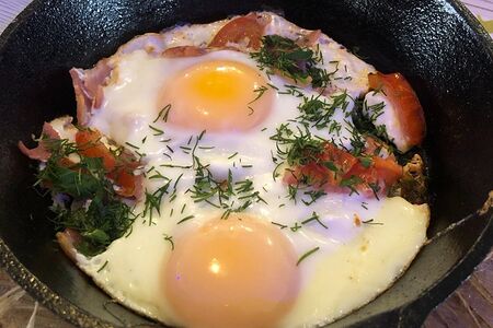 Яичница из двух домашних яиц с помидорами и беконом