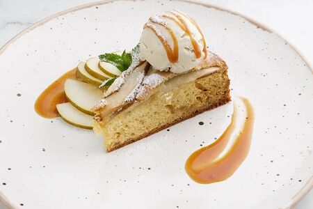 Шарлотка с грушей