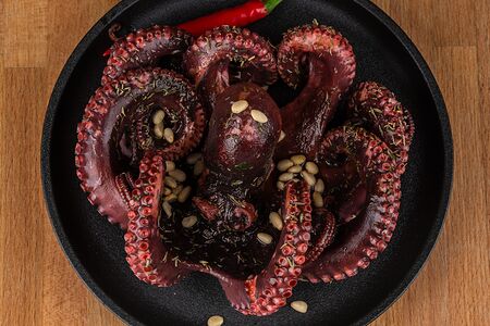 Варёный осьминог с тимьяном и бальзамическии уксусом