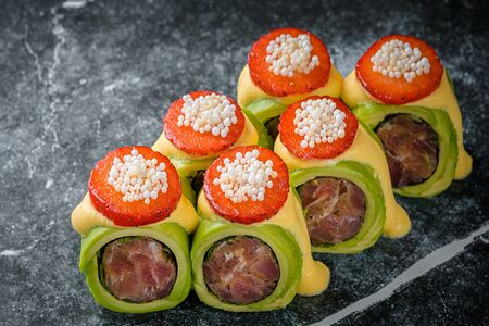 Ролл в авокадо с тартаром из тунца