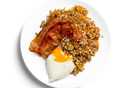 Гречка с зажаркой, беконом и яйцом пашот