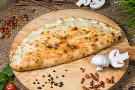 Кальцоне с курицей, картофелем и шампиньонами