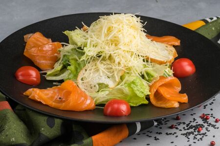 Салат Цезарь с семгой