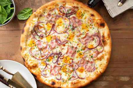 Пицца с беконом и говядиной