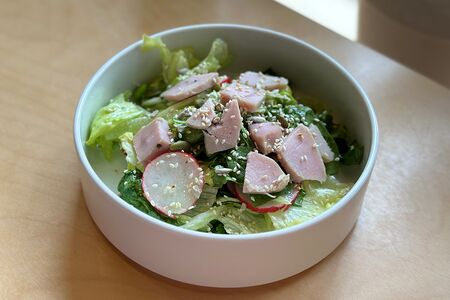 Зелёный салат с индейкой