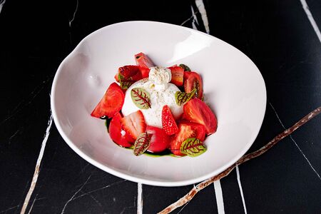 Буррата с томатами и клубникой