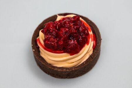 Тарталетка шоколадная с малиной