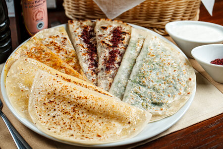 Кутаб с мясом молочного козленка и козьим сыром