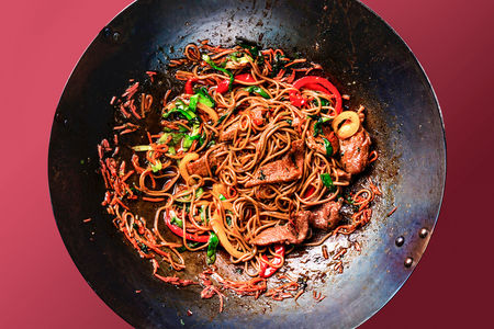 Жареная лапша Собо со свининой и овощами