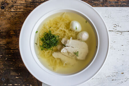 Куриный бульон с яйцом и лапшой