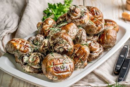 Запеченные шампиньоны в белом соусе