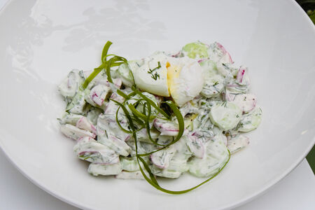 Салат из огурцов, редиса под сметаной с яйцом пашот