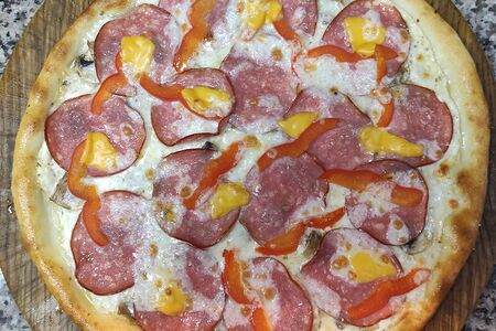 Пицца с салями и грибы