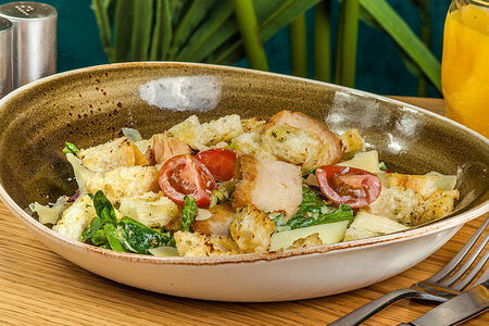 Салат Цезарь с куриной грудкой