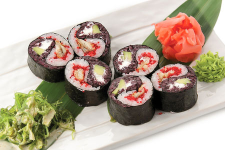 Фирменный ролл Black & White с копченым угрем