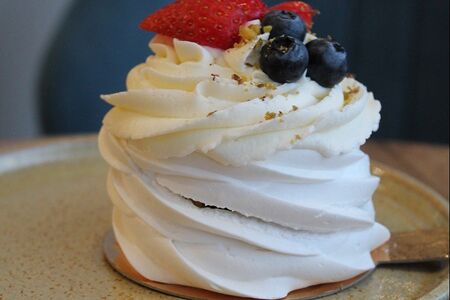 Десерт Павлова абрикос-маракуйя