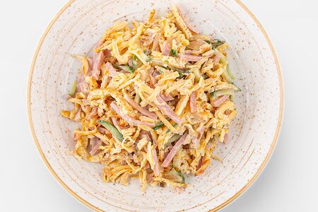 Салат с ветчиной и яичным блином