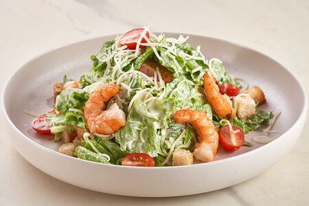 Салат Цезарь с креветками