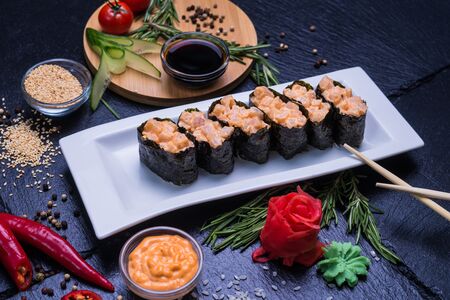 Гункан с окунем