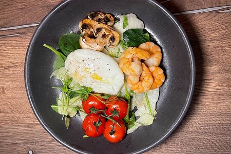 Салат с креветками, печеными черри и грибами с яйцом пашот