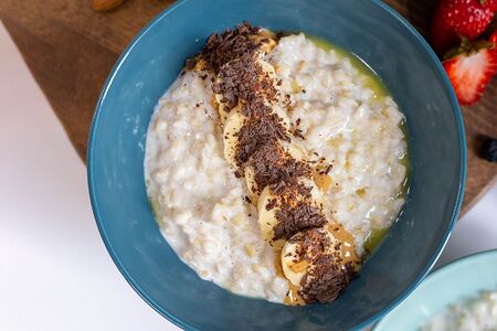 Каша овсяная с арахисовой пастой, бананом и шоколадом
