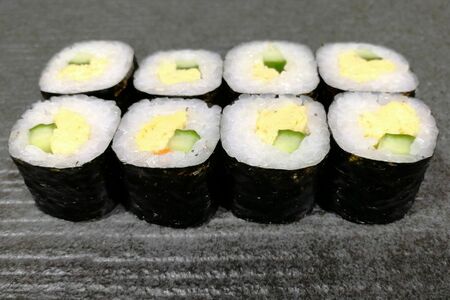 Ролл со спаржей и огурчиком