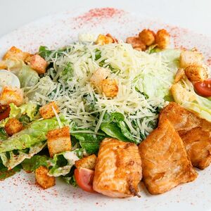 Салат Цезарь с семгой