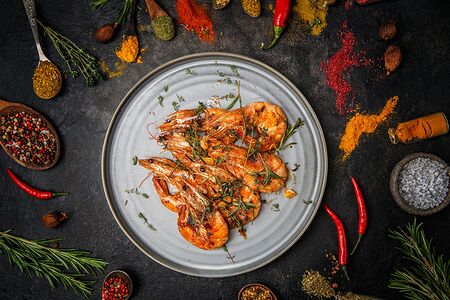 Лангустины с пряными травами и чесноком