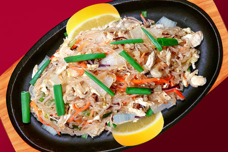 Жареная стеклянная вермишель с овощами и яйцом