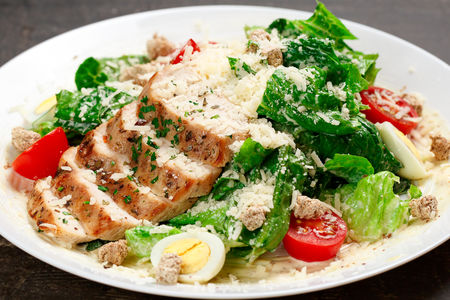 Салат Цезарь с цыпленком