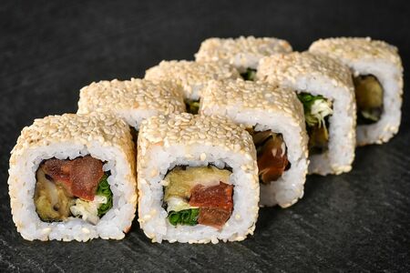 Веганский ролл в кунжуте