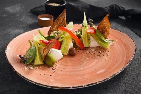 Шеф-салат греческий с муссом из молодого сыра