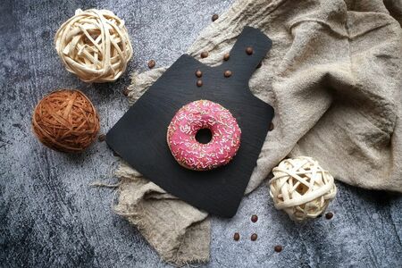 Пончик Донат клубничный