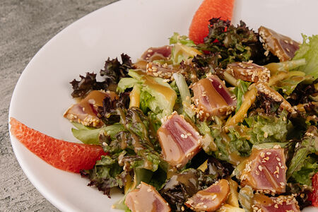 Микс-салат со свежим тунцом, манго и грейпфрутом