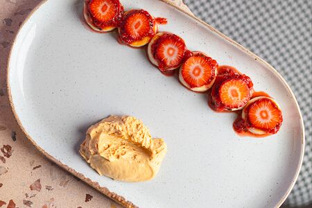 Безглютеновые сырники с клубникой и кремом из вареной сгущенки