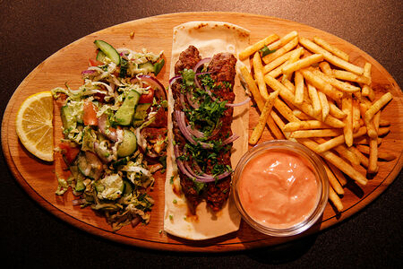 Люля-кебаб с салатом и картофелем фри