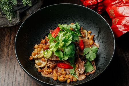 Салат с говяжьим языком и пряным огурцом