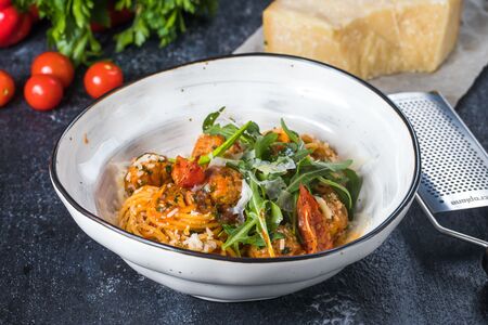 Спагетти с домашними фрикадельками из индейки