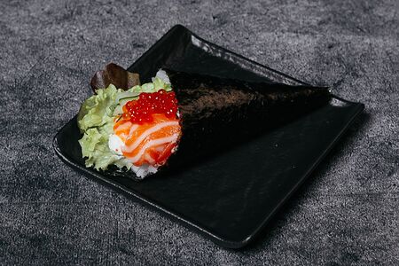 Хенд-ролл с лососем и красной икрой