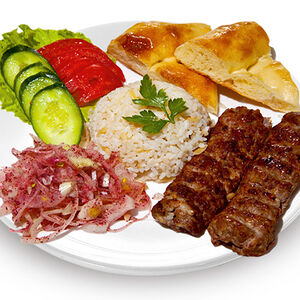 Люля-кебаб на тарелке