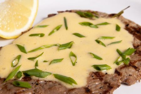 Пайярд на гриле с соусом Олондез