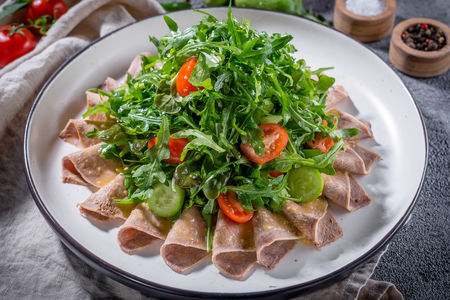 Салат с телячьим языком и рукколой